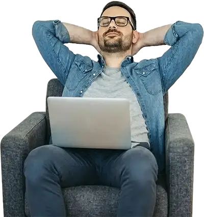 Muž pohodlně opřený v křesle