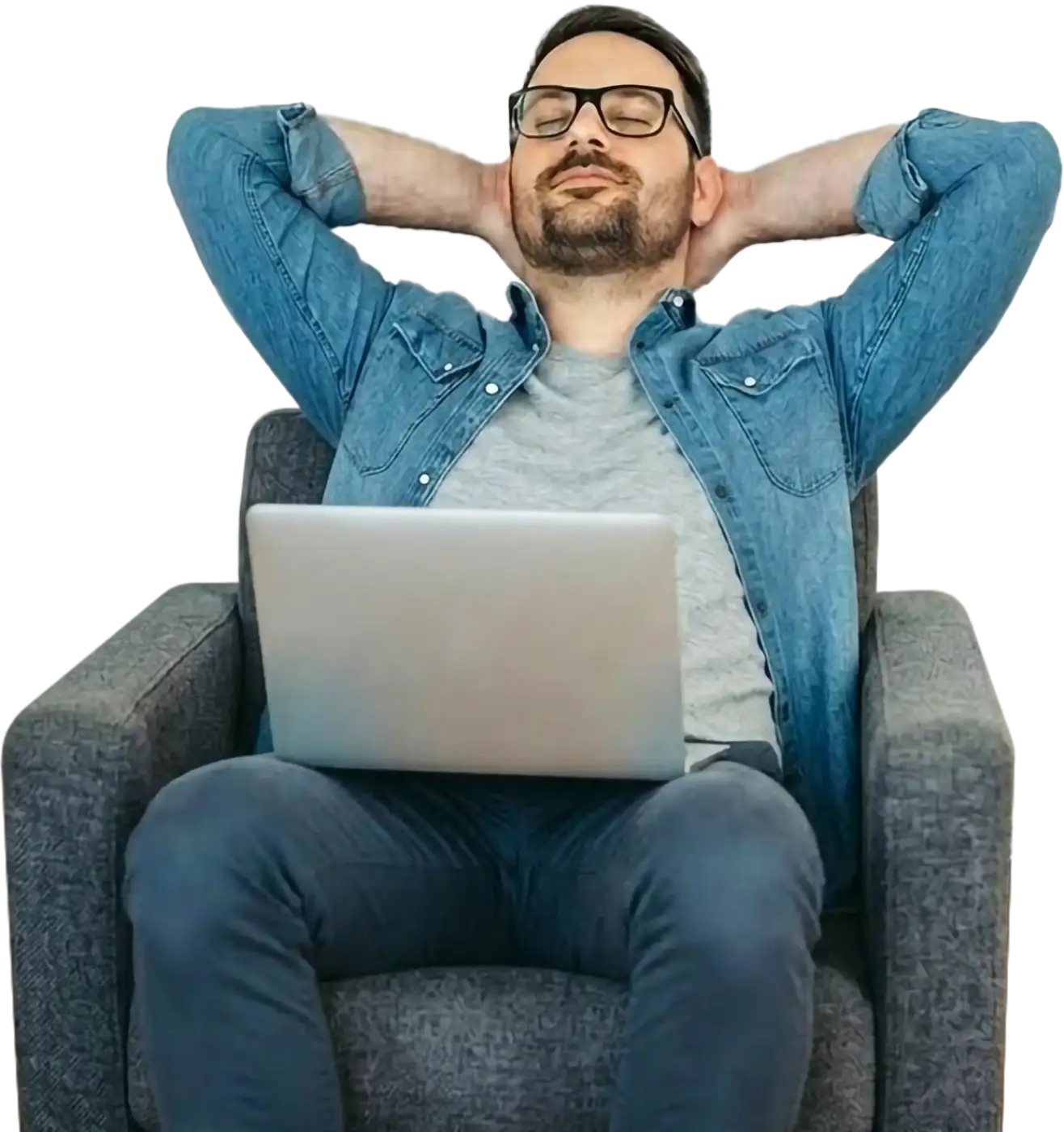 Muž pohodlně opřený v křesle